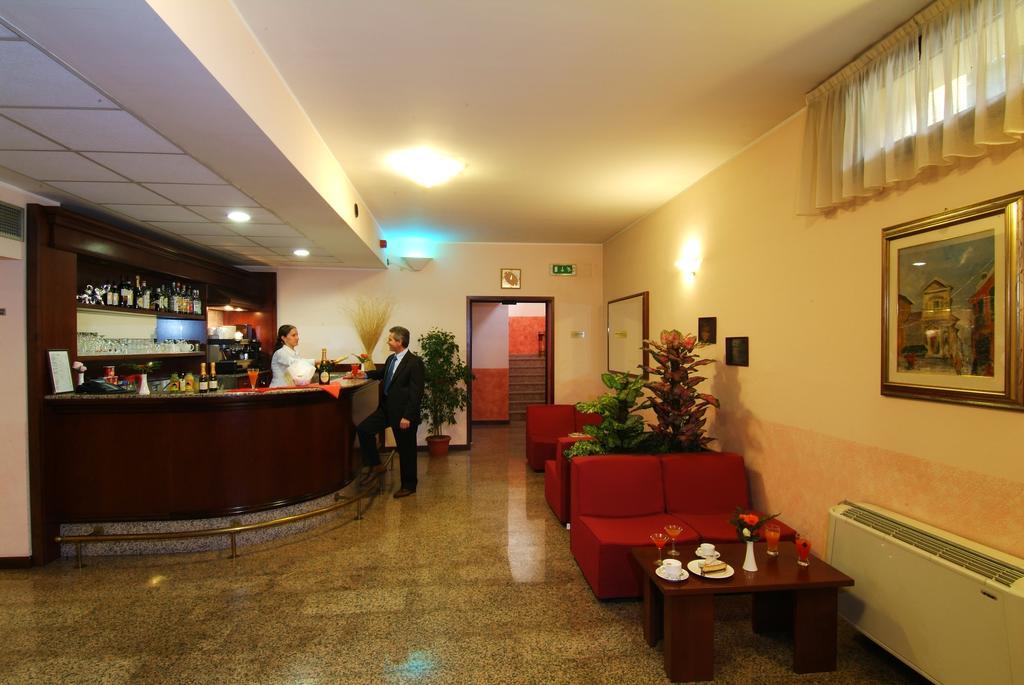 Hotel Majestic San Giuliano Milanese Interiør billede
